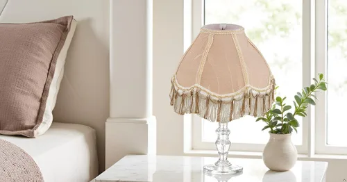 Vista 9 de Aspen Creative 55001 - Pantalla de lámpara de cúpula festoneada cosida a mano con flecos UNO en Biscotti Beige, 4 pulgadas superior x 10 pulgadas
