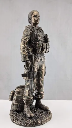 Vista 5 de VERONESE DESIGN Estatua de soldado femenino de 11 5/8 pulgadas Regalos militares Escultura de acabado de bronce de resina fundida en frío