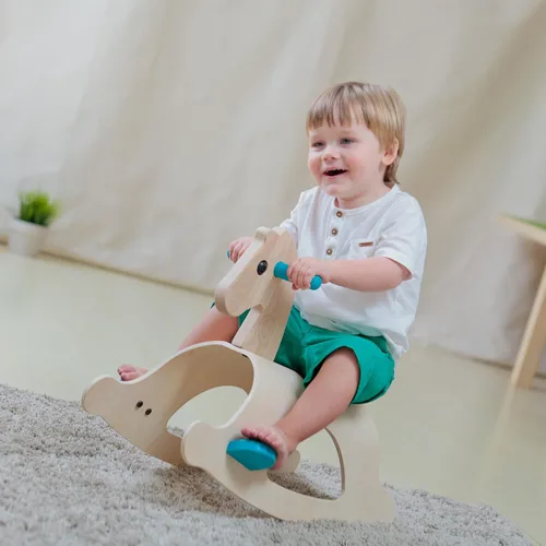 Vista 10 de PlanToys® Caballo mecedor de madera clásico Palomino para niños pequeños