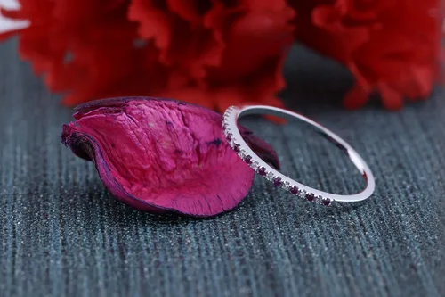 Vista 4 de Dazzlingrock Collection Anillo apilable de oro de 10 quilates con rubí redondo y diamantes blancos para mujer