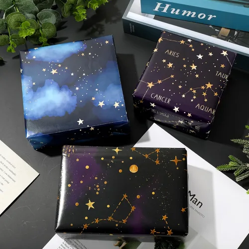 Vista 4 de 12 hojas de papel de regalo de galaxia, no enrollado, papel de regalo de constelación de cielo estrellado azul y morado, plegado plano