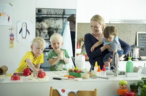 Vista 8 de Kuhn Rikon Kinderkitchen Juego de cuchillos de chef para niños de 6 pulgadas, 2 piezas, verde/azul, borde recto y cuchillo dentado, herramienta