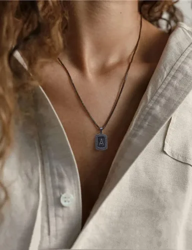 Vista 3 de Airrty Collar con colgante de letra A-Z con inicial para hombres y mujeres, chapado en plata de ley, collares de letras para hombres, caja cuadrada