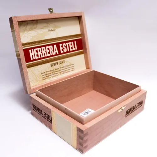 Vista 4 de Herrera Esteli Caja de Puros de Madera Corta Corona Gorda Habano - 7.5" x 6" x 2.5