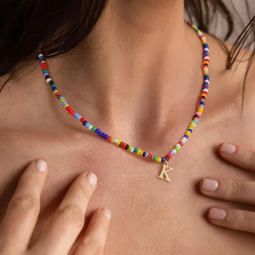 Vista 3 de Yoosteel Regalos de San Valentín para niños, adolescentes y niñas, collares con iniciales de cuentas coloridas para mujeres y niños, joyería
