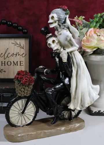 Vista 8 de Ebros Gift Día de los muertos Recién casados Recién casados Esqueletos de boda Novia y novio Pareja montar bicicleta antigua con rosas Cesta