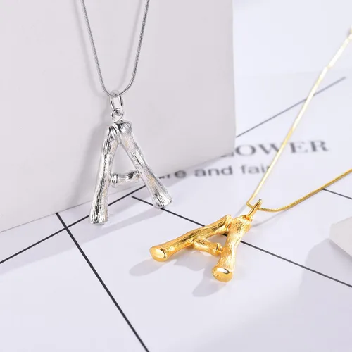 Vista 4 de FOCALOOK Collar de bambú chapado en oro de 18 quilates con dije de nombre inicial para mujer, collar grande con dije de letra de bambú