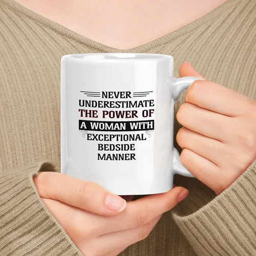 Vista 208 de Taza de cerámica blanca de 11 oz de regalo para mujer, nunca subestimes el poder de la mujer con talento para un diseño de software escalable