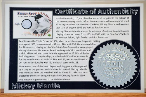 Vista 3 de Mickey Mantle Twist Pen titanio negro y titanio dorado está hecho con madera de los asientos de madera del Yankee Stadium y una muestra de un juego