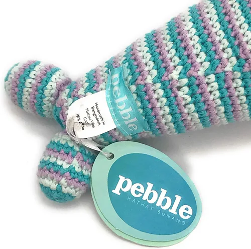 Vista 5 de Pebble Muñeca de sirena hecha a mano, turquesa, ganchillo, comercio justo, simulación, juego imaginativo, playa, lavable a máquina