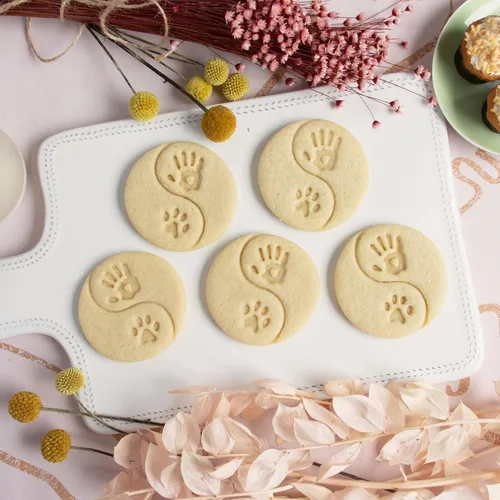 Vista 3 de Yin Yang Dog Paw Print y cortador de galletas de mano humana, 1 pieza - Bakerlogy