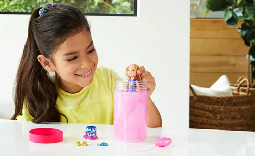 Vista 2 de Muñeca Barbie Color Reveal con 6 sorpresas: 4 bolsas con falda o pantalón zapatos tiara y globo el agua revela el aspecto de la muñeca
