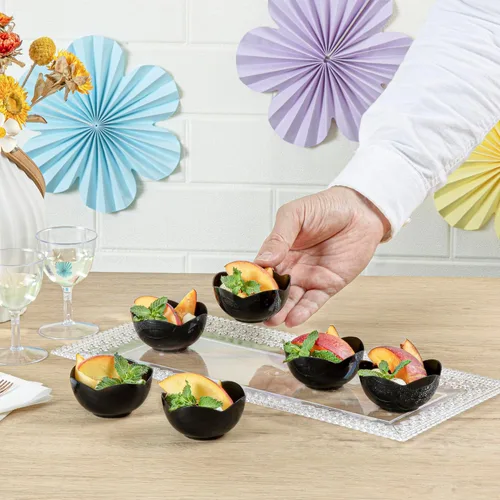 Vista 5 de Restaurantware Vasos desechables de postre de 2 onzas, 100 mini tazas de aperitivo, forma de flor, atractivos cuencos de plástico negro