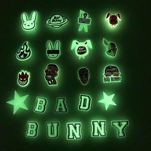 Vista 7 de JIANGLIND 22 dijes de Bad Bunny que brillan en la oscuridad para zapatos que brillan en la oscuridad, se adaptan a sandalias de zueco, decoración