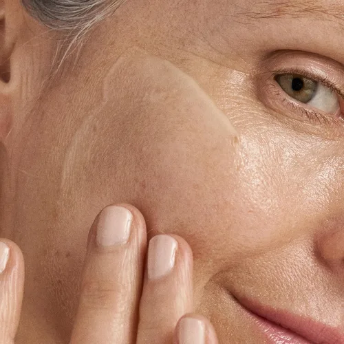 Vista 7 de Dermalogica Biolumin-C Gel Hidratante, 1.7 Fl Oz Ácido hialurónico, vitamina C, aumenta la luminosidad, ilumina e hidratación sin