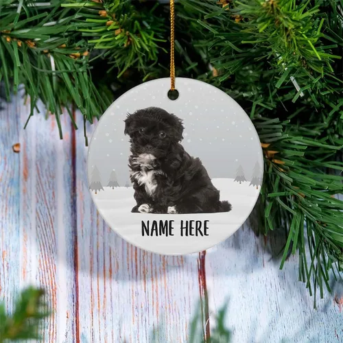 Vista 2 de Adorno de árbol de Navidad sentado negro con nombre personalizado para perro habanés, decoraciones de cerámica, regalos para mamá de perro