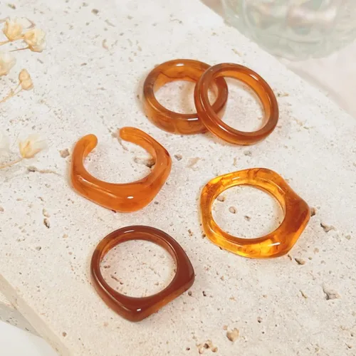 Vista 2 de Viva Joya 24-30 anillos de resina, anillos de plástico acrílicos para mujeres y adolescentes, joyería gruesa y estética, colorida y apilable