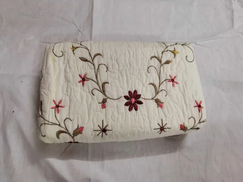 Vista 3 de Colcha acolchada 100% algodón, colcha bordada de lujo Amelia con flores blancas bordadas, idea de regalo para niñas y mujeres (1 edredón Queen)