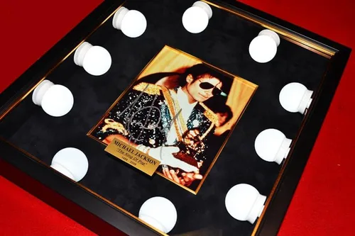 Vista 9 de MICHAEL JACKSON AUTOGRAPH Foto RARA firmada, marco iluminado, UACC RD#228 COA