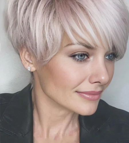 Vista 10 de Pelucas cortas gris plateadas para mujeres blancas, pelucas sintéticas con corte pixie natural y a capas con flequillo, peluca corta de pelo gris