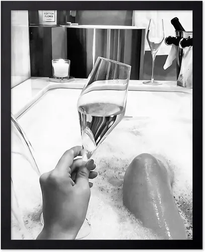Vista 17 de Monem Art - Póster de mujer en la bañera, estampado de champán vertido, arte con alcohol, arte funky, arte en blanco y negro, arte fotográfico