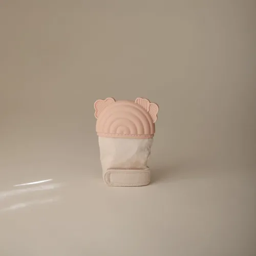 Vista 2 de mushie Manopla de dentición de silicona para bebés de más de 3 meses (arcoíris) Silicona texturizada y tela sensorial con correa ajustable