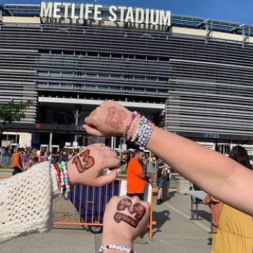 Vista 9 de YDJIA 2 pulseras de la amistad para concierto de Taylor, trajes de gira de época, álbum de música, karma medianoches, amante del folklore reputación