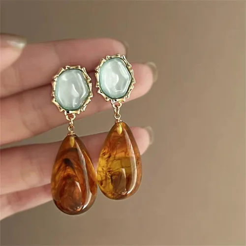 Vista 4 de Aretes colgantes de lágrima ámbar vintage para mujeres y niñas, hipoalergénicos, ligeros, grandes, de resina con forma de gota de agua, aretes
