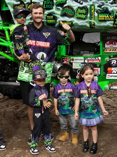Vista 7 de Monster Jam Camisa hawaiana abotonada para toda la familia, diseño Grave Digger, desde niños pequeños hasta adultos