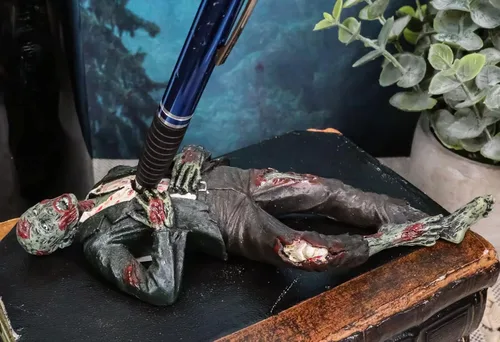 Vista 2 de Ebros Gift Walking Dead Walker Hunter Empaled Zombie - Soporte para lápices de escritorio de oficina de 6.75 pulgadas de largo