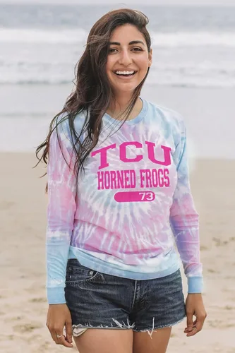 Vista 4 de Blue 84 Camiseta de manga larga con licencia oficial de la NCAA para mujer, teñido anudado
