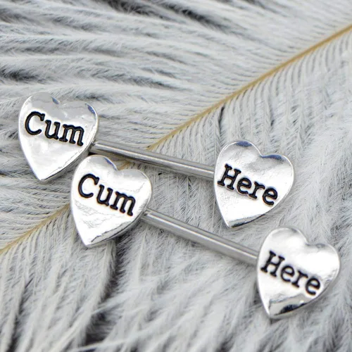 Vista 6 de OUFER 2 unids 14G acero inoxidable pezones piercing corazón con tallados Cum aquí pezón anillos piercing para mujeres hombres en cuerpo joyería
