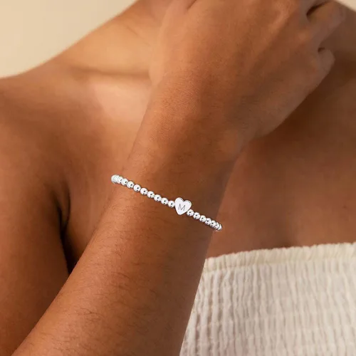 Vista 2 de Pulseras de oro para mujer, chapados en oro de 14 quilates, con cuentas de corazón con letras de corazón, pulsera elástica con iniciales doradas