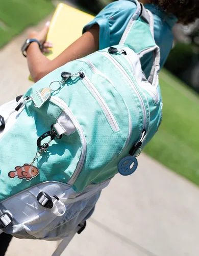 Vista 2 de The Acrylic Place Llavero de pez payaso para bebé, dije para bolso de pañales, bolsa de mano, mochila para niños, llavero, Tamaño de mochila