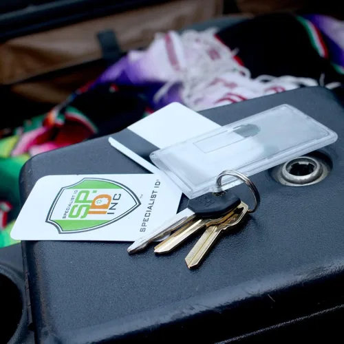 Vista 9 de Specialist ID Portatarjetas de identificación de combustible de alta resistencia – Capacidad para dos tarjetas – Llavero de plástico rígido