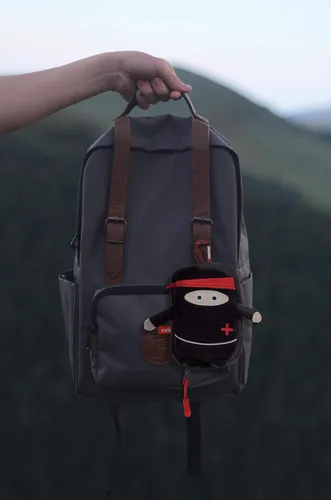 Vista 4 de Owie Ninja - Kit pequeño de primeros auxilios compacto para padres en movimiento y colgar en una bolsa de pañales, viajes, bolso o usarlo en casa