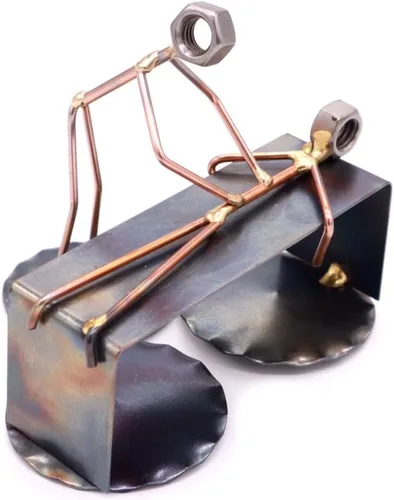 Vista 4 de Estatuilla de metal hecha a mano de quiropráctica, arte de metal soldado a mano y esculturas de metal reciclado, accesorios únicos de escritorio