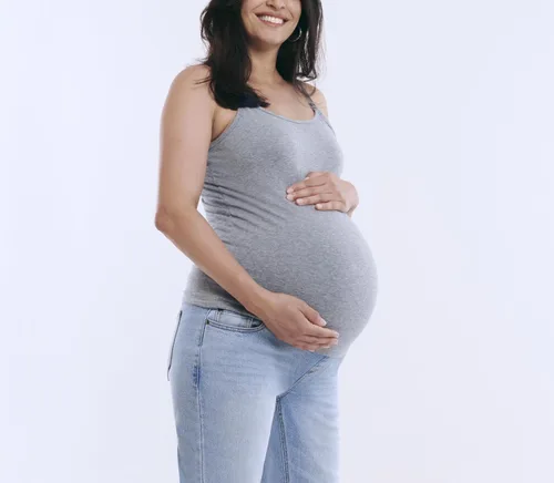 Vista 42 de Motherhood Maternity Camiseta sin mangas de lactancia con clip para mujer con correas ajustables y brasier integrado para lactancia materna
