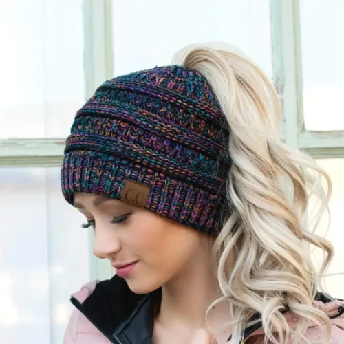 Vista 2 de Funky Junque Exclusives BeanieTail - Gorro para mujer, diseño de cola de caballo, ideal para día de cabello despeinado
