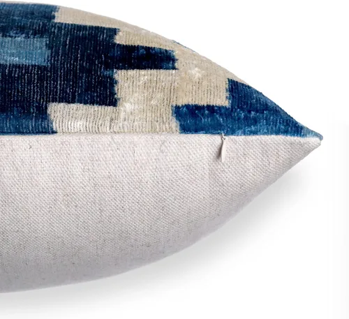 Vista 4 de CANVELLO -Exquisita almohada/cojín de plumón: almohadas de plumas elegancia y arte Almohadas icónicas con diseño Ikat Seda de terciopelo suave