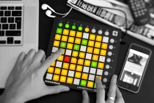 Vista 2 de Controlador Midi portátil Novation Launch Control Portable con USB, 16 perillas asignables y 8 almohadillas.