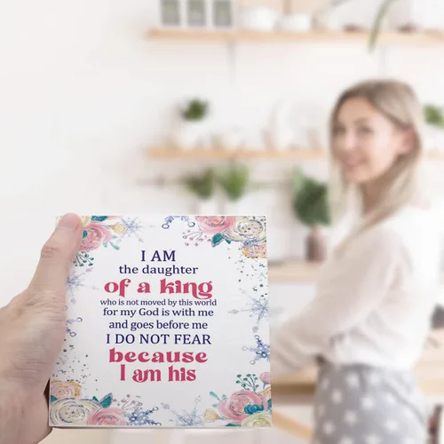 Vista 6 de Letrero inspirador de madera cristiana para decoración de escritorio, con texto en inglés "I Am the Daughter Of A King" (Soy la hija de un rey)
