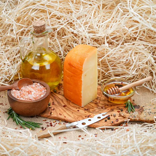 Vista 2 de Cuña Mahon de Queso de Leche Española (no toda la rueda) - 1 lb / 454 g