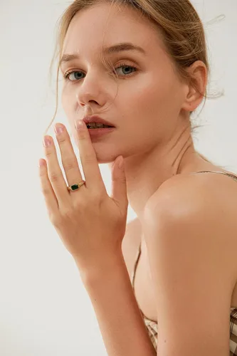 Vista 4 de Anillos de oro con esmeralda, anillos de oro para mujer, delicados anillos verdes cortados con piedras preciosas de esmeralda, circonita cúbica