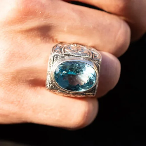 Vista 4 de LRESJJIUJ Anillo de acero inoxidable retro con circonitas cúbicas de corte cuadrado, sello de piedra tallada a mano, gema de topacio azul, anillo