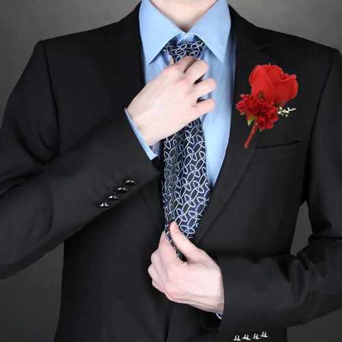 Vista 2 de broche decorativo de rosa para traje de hombre. Ideal para usar en bodas.
