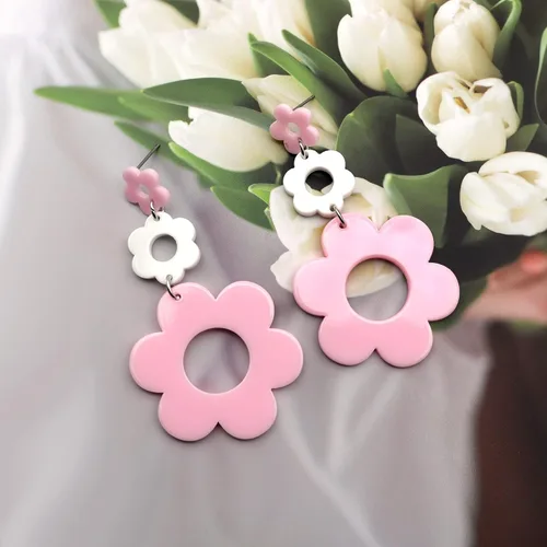 Vista 8 de Aretes acrílicos de flores para mujer, aretes colgantes de doble margarita, aretes florales de flores de resina para mujer, aretes Y2K de flores