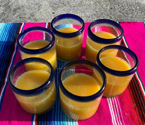 Vista 5 de Vasos de beber mexicanos soplados a mano - Juego de 6 vasos tipo tumbler con bordes azul cobalto (10 oz cada uno)