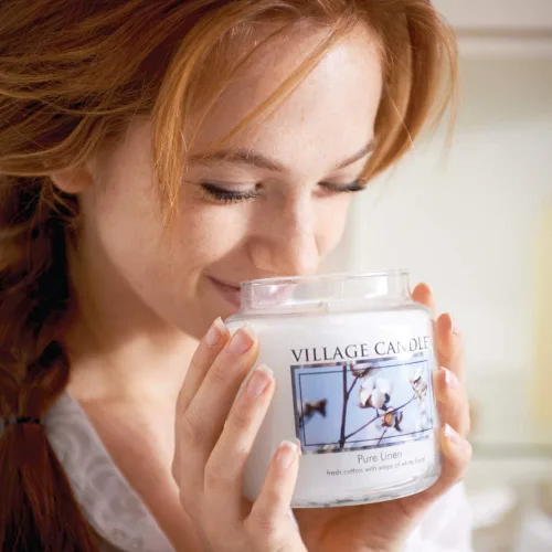 Vista 4 de Village Candle Pure Linen - Vela perfumada en tarro de vidrio de 16 onzas, tamaño mediano