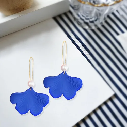 Vista 5 de GBAHFY Aretes bohemios de resina con pétalos de rosa, aretes largos de acrílico escalonados, aretes de borla floral exagerados para mujer